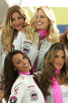 2006 11 14 - Victoria's Secret models landing at Stewart International Airport before boarding for L (2006) 2006 11 14 - Victoria's Secret models landing at Stewart International Airport before boarding for L (2006)
