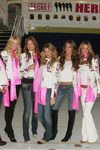 2006 11 14 - Victoria's Secret models landing at Stewart International Airport before boarding for L (2006) 2006 11 14 - Victoria's Secret models landing at Stewart International Airport before boarding for L (2006)