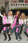 2006 11 14 - Victoria's Secret models landing at Stewart International Airport before boarding for L (2006) 2006 11 14 - Victoria's Secret models landing at Stewart International Airport before boarding for L (2006)