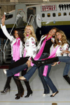 2006 11 14 - Victoria's Secret models landing at Stewart International Airport before boarding for L (2006) 2006 11 14 - Victoria's Secret models landing at Stewart International Airport before boarding for L (2006)