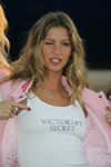 2006 11 14 - Victoria's Secret models landing at Stewart International Airport before boarding for L (2006) 2006 11 14 - Victoria's Secret models landing at Stewart International Airport before boarding for L (2006)