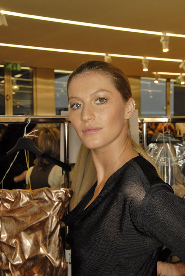 2007 - Dolce & Gabbana FW backstage (2007) 2007 - Dolce & Gabbana FW backstage (2007)