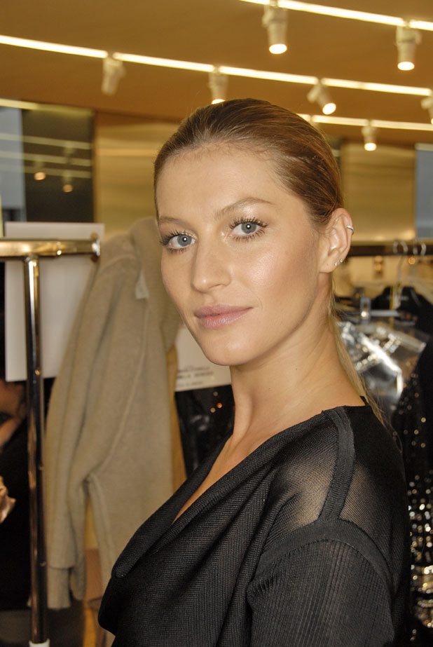 2007 - Dolce & Gabbana FW backstage (2007) 2007 - Dolce & Gabbana FW backstage (2007)