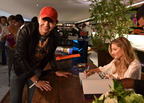 2015 11 06 - Gisele Book launch - The Boys fans in Sao Paulo, Brazil (2015) 2015 11 06 - Gisele Book launch - The Boys fans in Sao Paulo, Brazil (2015)