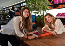 2015 11 06 - Gisele Book launch - The Girls fans in Sao Paulo, Brazil (2015) 2015 11 06 - Gisele Book launch - The Girls fans in Sao Paulo, Brazil (2015)