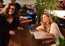 2015 11 06 - Gisele Book launch - The Girls fans in Sao Paulo, Brazil (2015) 2015 11 06 - Gisele Book launch - The Girls fans in Sao Paulo, Brazil (2015)