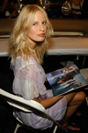 2004 - Oscar de La Renta SS 2005 backstage (2004) 2004 - Oscar de La Renta SS 2005 backstage (2004)