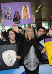 2011 03 25 - Fans celebrated the arrival of Karolina at Istanbul airport (2011)